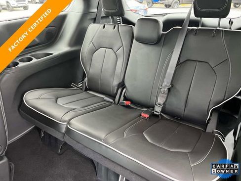 Certified 2025 Chrysler Pacifica Limited image 21