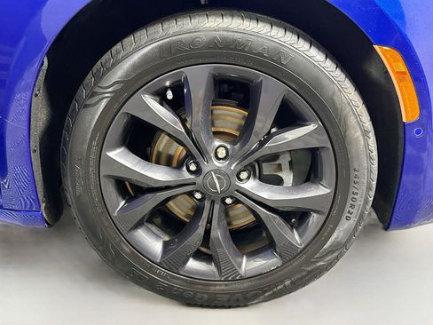 Used 2018 Chrysler Pacifica Touring-L Plus w/ Advanced Safetytec Group FWD image 32