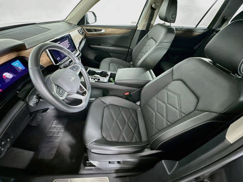 Used 2025 Volkswagen Atlas SE FWD image 13