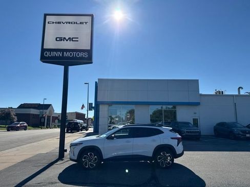Used 2025 Chevrolet Trax RS w/ Driver Confidence Package FWD image 2