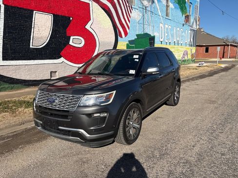 Used 2019 Ford Explorer Platinum image 2