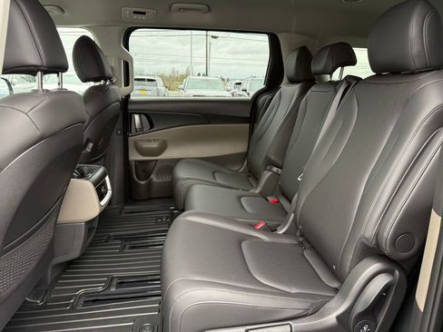 New 2026 Kia Carnival FWD image 17