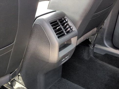 Used 2025 Volkswagen Tiguan SE FWD image 18