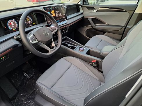 New 2026 Volkswagen Tiguan SE FWD image 7
