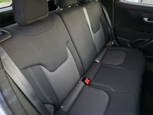 Used 2021 Jeep Renegade Latitude image 32