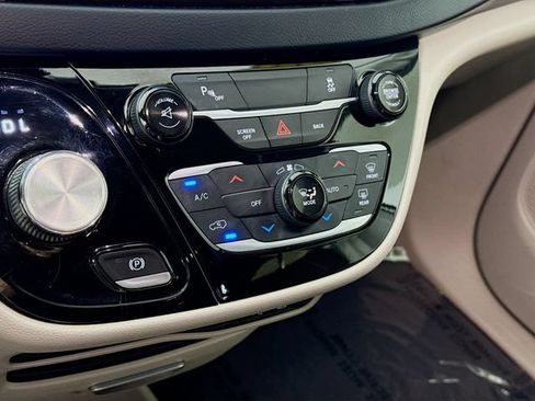 Used 2017 Chrysler Pacifica Touring-L FWD image 15