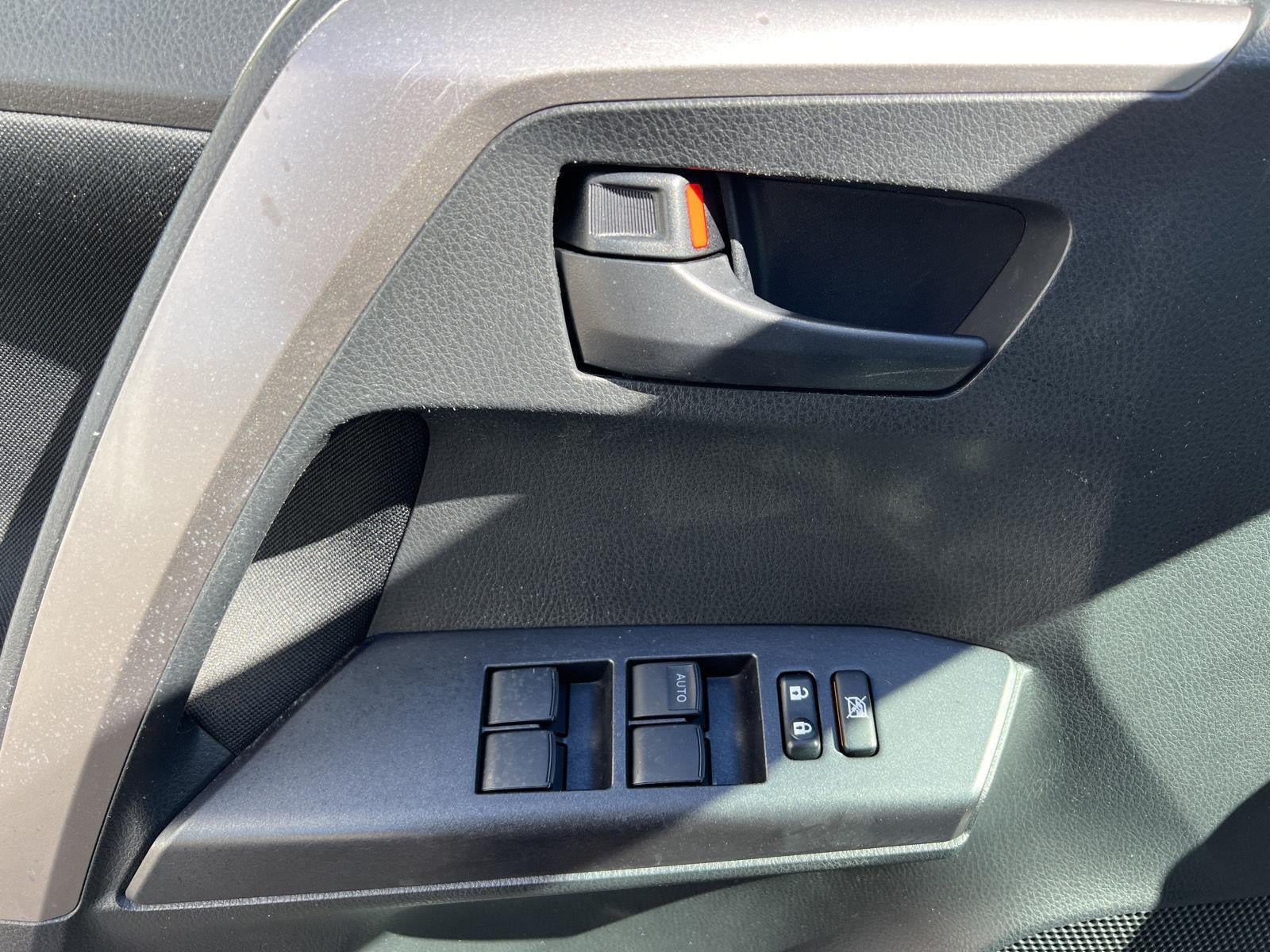 Used 2016 Toyota RAV4 LE AWD/4WD image 17