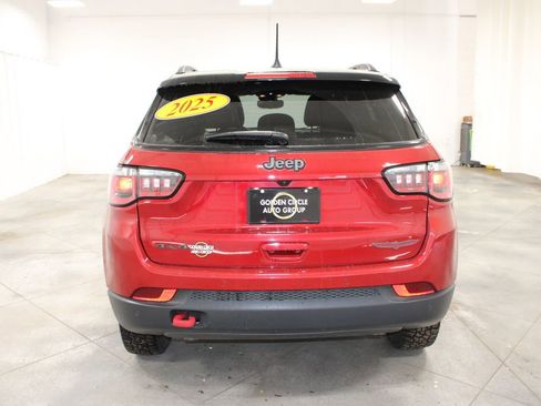 Used 2025 Jeep Compass Trailhawk AWD/4WD image 8