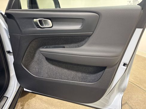 Used 2025 Volvo XC40 B5 Plus image 26