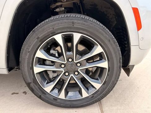 Used 2023 Jeep Grand Cherokee Overland w/ Luxury Tech Group IV AWD/4WD image 6