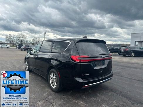 Used 2024 Chrysler Pacifica Touring-L image 4