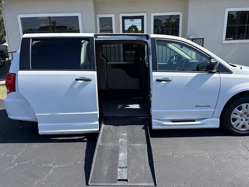 Used 2019 Dodge Grand Caravan SE w/ Power Convenience Group I FWD image 5
