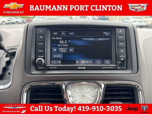 Used 2013 Chrysler Town & Country Touring FWD image 20