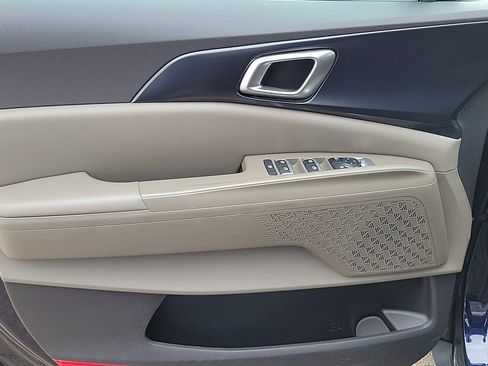 Used 2025 Kia Carnival FWD image 15