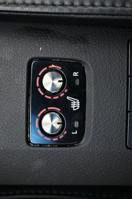 Used 2016 Toyota Avalon XLE FWD image 25