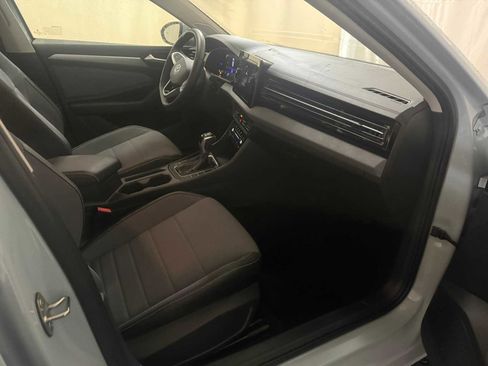 Certified 2025 Volkswagen Jetta SE w/ Sunroof Package image 27