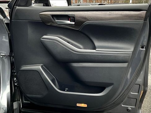 Used 2023 Toyota Highlander Platinum image 19