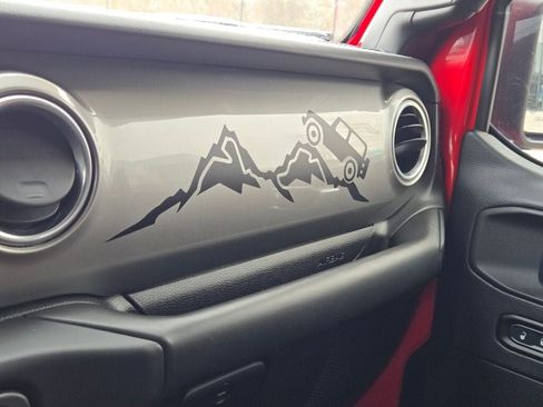 Used 2018 Jeep Wrangler Unlimited Sahara w/ Cold Weather Group image 31