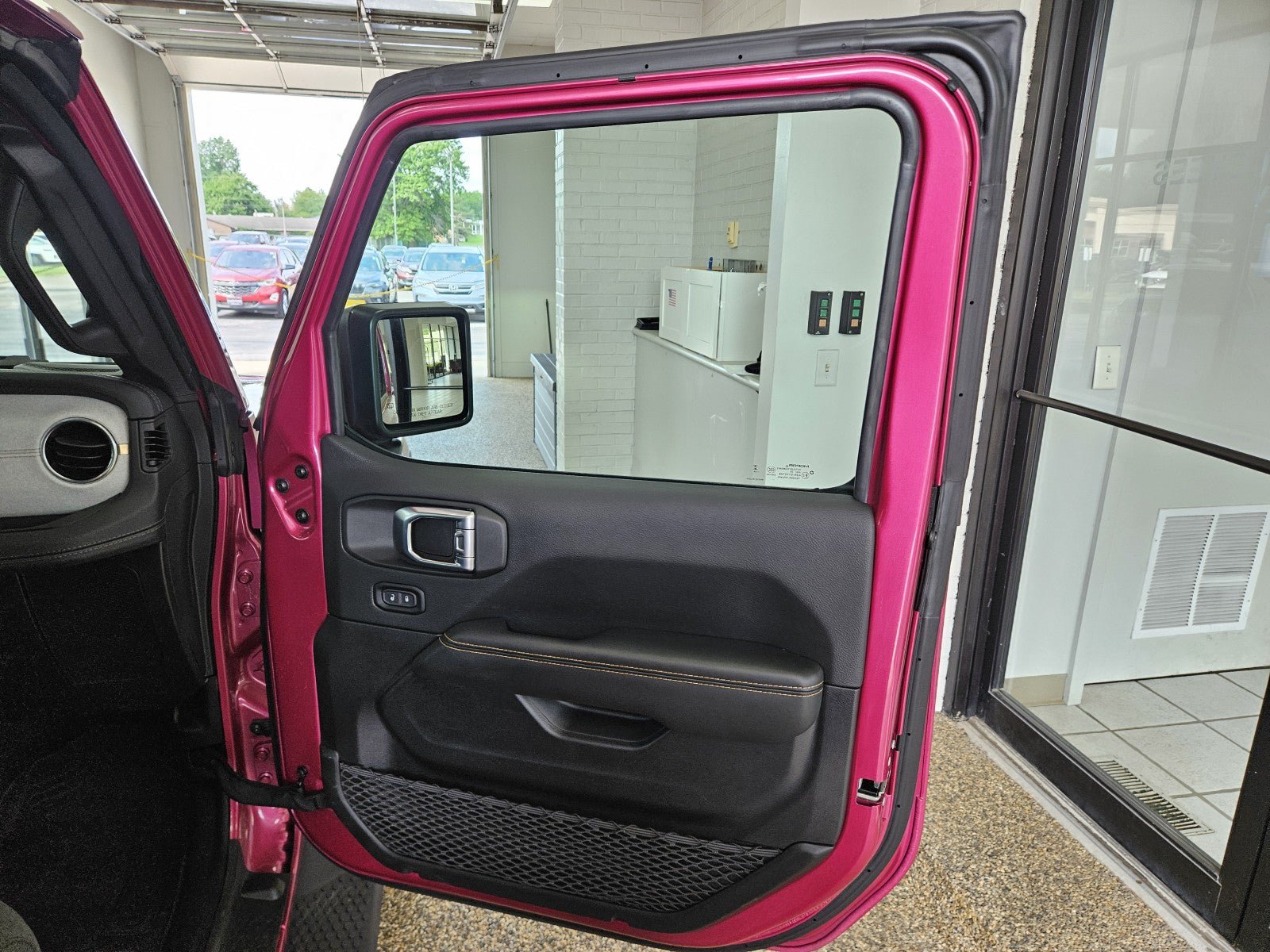 Used 2024 Jeep Wrangler Unlimited Sahara AWD/4WD image 14