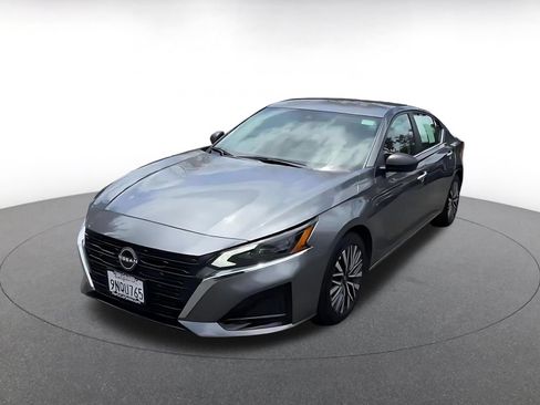 Used 2025 Nissan Altima 2.5 SV FWD image 5