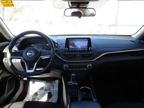 Used 2024 Nissan Altima 2.5 SV FWD image 14