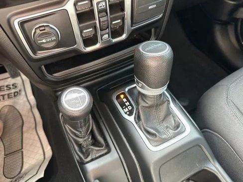 Certified 2022 Jeep Gladiator Sport AWD/4WD image 19