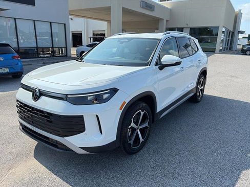 New 2025 Volkswagen Tiguan SE image 3