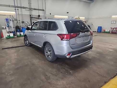 Used 2017 Mitsubishi Outlander ES AWD/4WD image 6