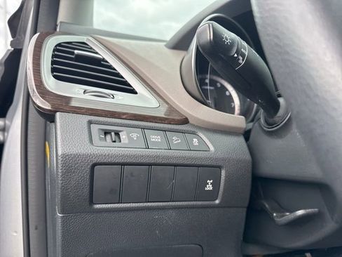 Used 2017 Hyundai Santa Fe SE AWD/4WD image 25