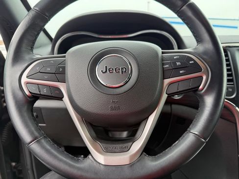 Used 2020 Jeep Grand Cherokee Laredo AWD/4WD image 29