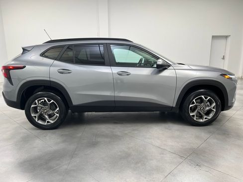 Used 2025 Chevrolet Trax LT w/ LT Convenience Package FWD image 8