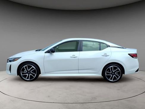 Used 2025 Nissan Sentra SR FWD image 2