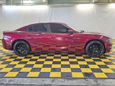 Used 2020 Dodge Charger SXT image 2