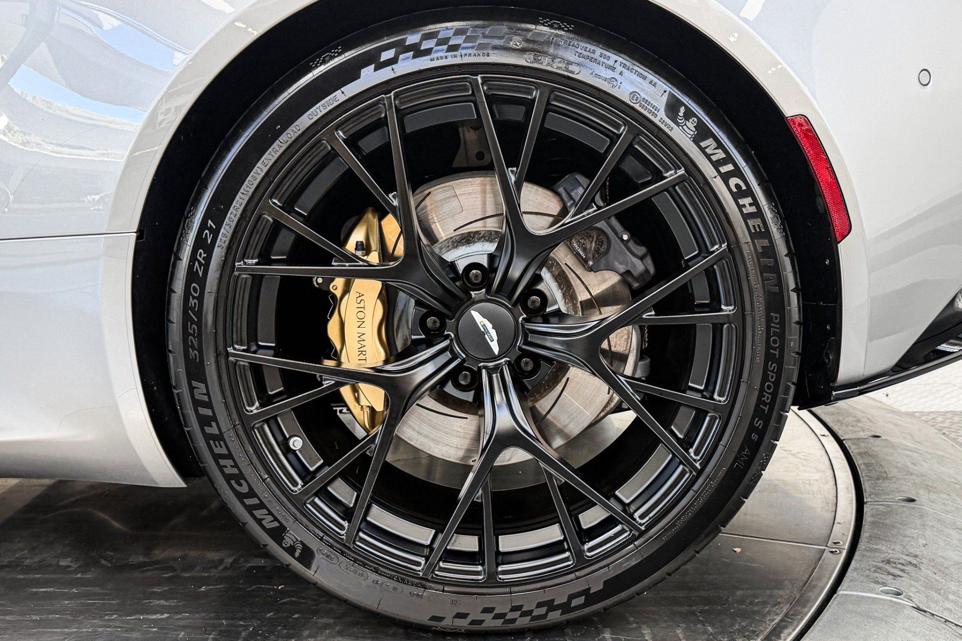 Used 2025 Aston Martin DB12 Convertible RWD image 11