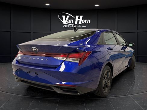 Used 2023 Hyundai Elantra SEL w/ Preferred Accessory Package FWD image 7