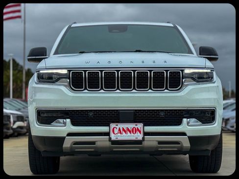 Used 2024 Jeep Wagoneer L Series II w/ Flexible Seating Group AWD/4WD image 4