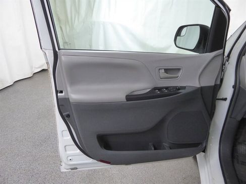 Used 2016 Toyota Sienna L image 18