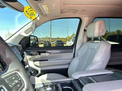 Used 2022 Jeep Wagoneer Series III w/ Premium Group I AWD/4WD image 37
