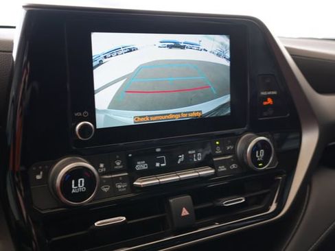 Used 2023 Toyota Highlander XLE FWD image 24