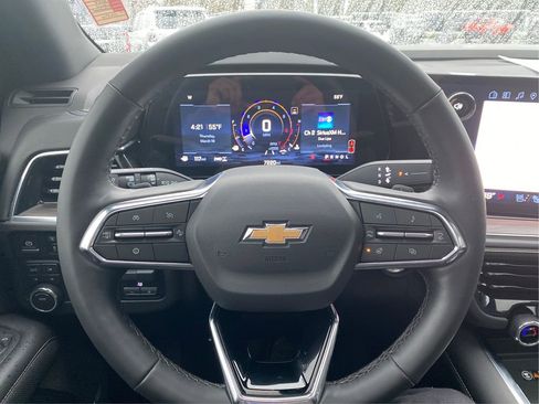 Used 2025 Chevrolet Suburban Premier image 18