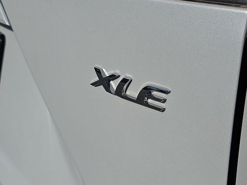 Used 2022 Toyota Corolla Cross XLE image 8