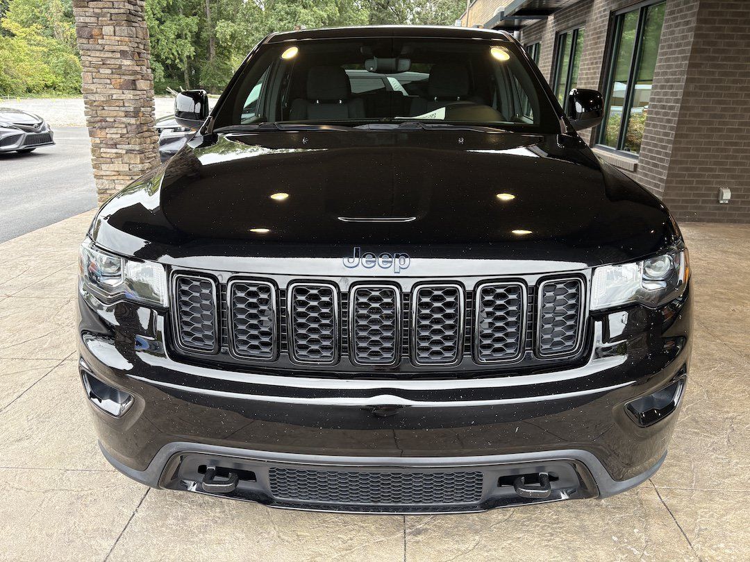 Used 2020 Jeep Grand Cherokee Laredo AWD/4WD image 3