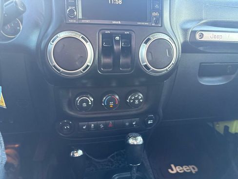 Used 2016 Jeep Wrangler Rubicon w/ Power Convenience Group AWD/4WD image 23