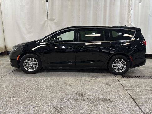 Used 2025 Chrysler Pacifica Select image 2