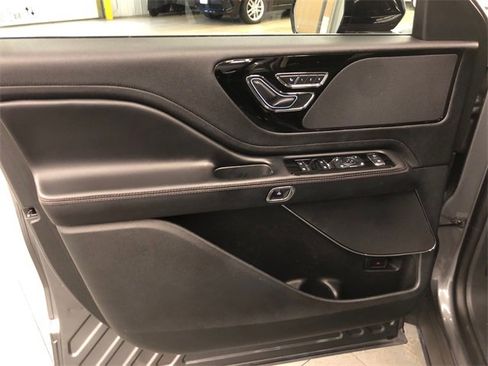 Used 2023 Lincoln Aviator AWD w/ Premium Package image 16