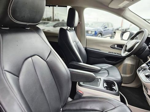 Used 2023 Chrysler Pacifica Touring-L image 14