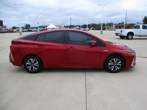 Used 2018 Toyota Prius Prime Advanced w/ Carpet Mat Package FWD image 6