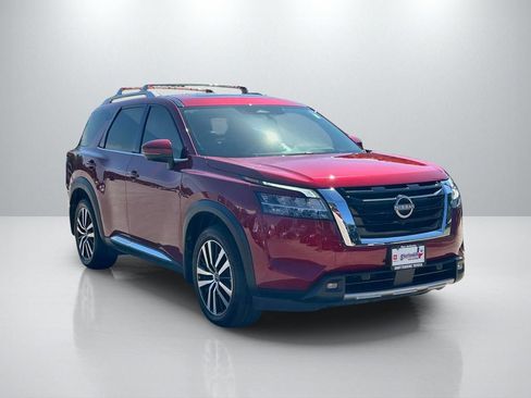 Used 2024 Nissan Pathfinder Platinum FWD image 3