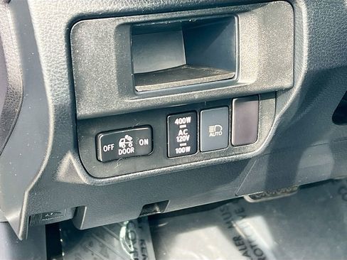 Used 2018 Toyota Tacoma TRD Off-Road w/ Technology Package AWD/4WD image 10