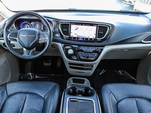 Used 2022 Chrysler Pacifica Touring-L image 11